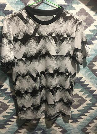 Футболка adidas з геометричним принтом на підлітка.