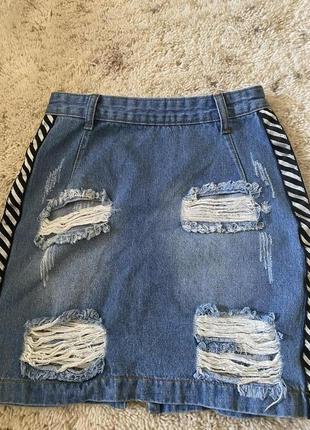Джинсовая юбка с дырками и лампасам9 фото