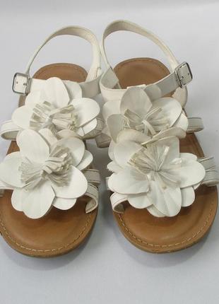 Летние сандалии от next с  цветочной отделкой размер uk 2 (33)3 фото