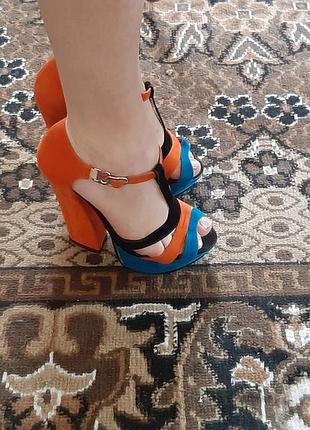 Босоніжки яскраві на  високому каблуці