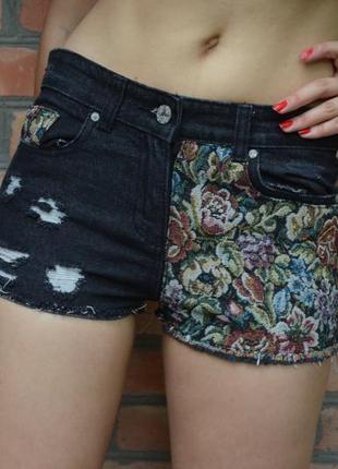 Черные короткие джинсовые шорты с потертостями и декором