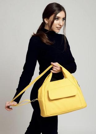 Вместительная женская желтая сумка кроссбоди с двумя ручками и ремешком через плечо