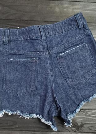 Классные джинсовые шорты с вышивкой и потёртостями и рваным краем5 фото