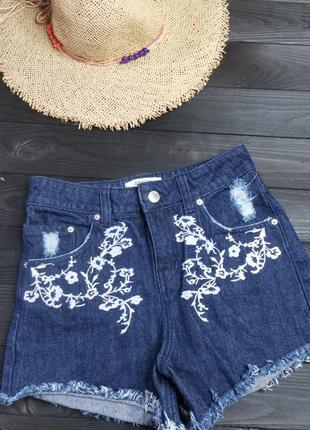 Классные джинсовые шорты с вышивкой и потёртостями и рваным краем