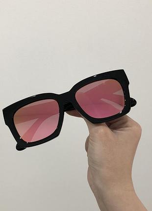Дзеркальні сонячні сонцезахисні квадратні окуляри в чорній оправі