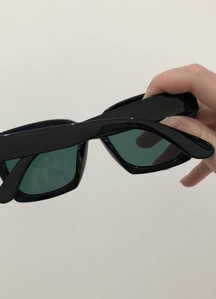 Дзеркальні сонячні сонцезахисні квадратні окуляри в чорній оправі4 фото