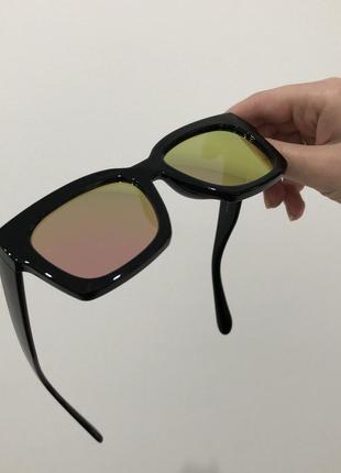 Дзеркальні сонячні сонцезахисні квадратні окуляри в чорній оправі2 фото