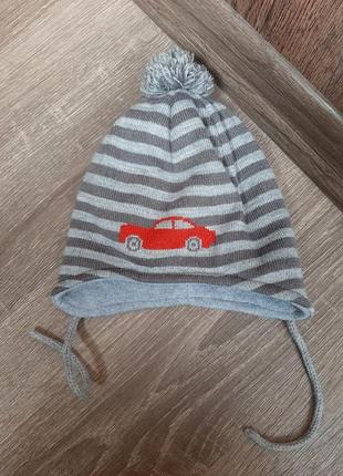 Зимняя шапка с завязками на малыша