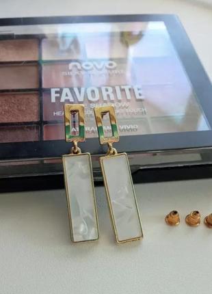 Симпатичные лёгкие сережки-гвоздики с перламутром серьги