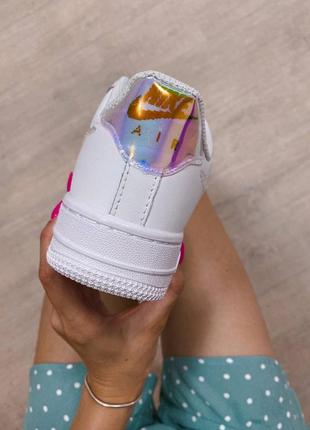 Nike air force 1 потрясающие женские кроссовки найк белые с цветным логотипом5 фото