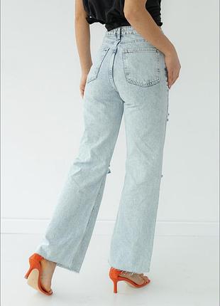 Широкие джинсы с прорезями