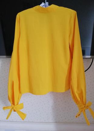 Ошатна жовта блузка c об'ємними рукавами фанариками gina tricot