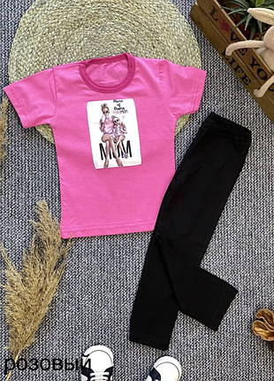 Нежный летний костюм- футболка со стильной нашивкой и однотонные лосины.