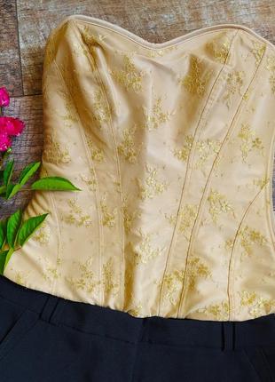 Нарядный кружевной корсет блуза песочного цвета с золотистыми цветами3 фото