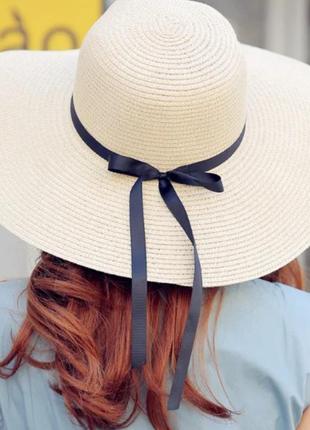 Красивая соломенная шляпа с большими полями