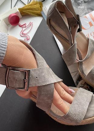 Натуральные замшевые босоножки на танкетке / плетёная подошва / серые босоножки