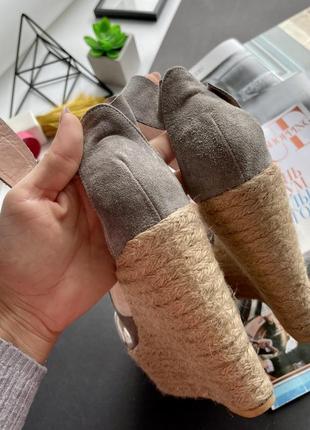 Натуральные замшевые босоножки на танкетке / плетёная подошва / серые босоножки