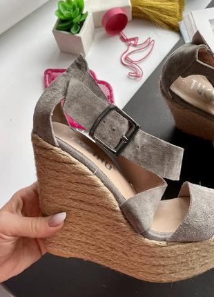 Натуральные замшевые босоножки на танкетке / плетёная подошва / серые босоножки