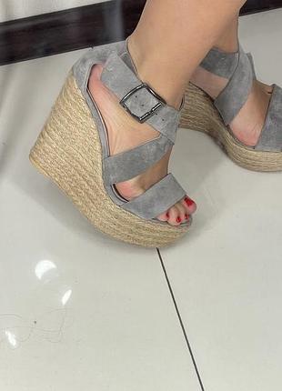 Натуральные замшевые босоножки на танкетке / плетёная подошва / серые босоножки