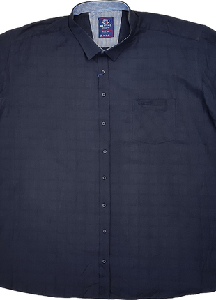 Чёрная мужская рубашка большого размера.