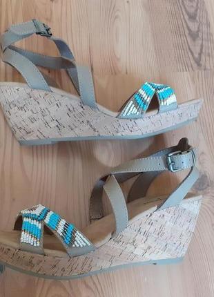 Шкіряні босоніжки minnetonka на танкетці, платформі, вишивка бісером р. 40 – 41