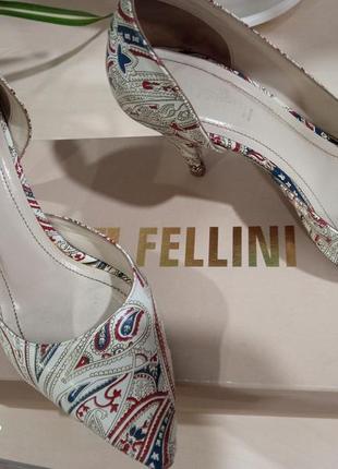 Круті туфлі fellini, виробництво італія. натуральна шкіра. оригінал. стильний та ексклюзивний дизайн. розмір 37, устілка 25 см.3 фото