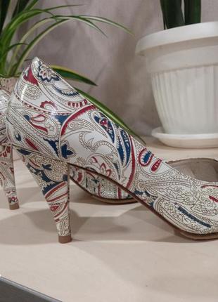 Круті туфлі fellini, виробництво італія. натуральна шкіра. оригінал. стильний та ексклюзивний дизайн. розмір 37, устілка 25 см.8 фото