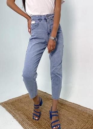 Джинсы мом