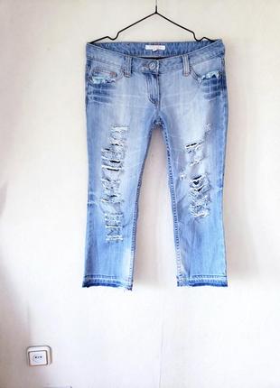 Укороченные джинсы с порезами потертостями amisu