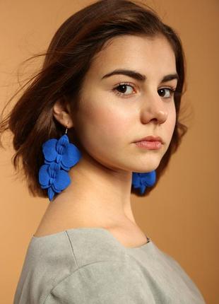 Великі сині сережки з орхідеями з полімерної глини
