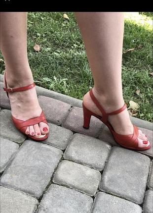 Босоножки красные