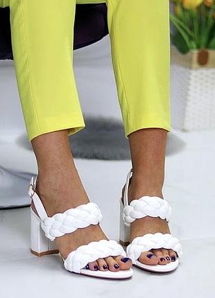 Элегантные фактурные белые женские босоножки на устойчивом каблуке