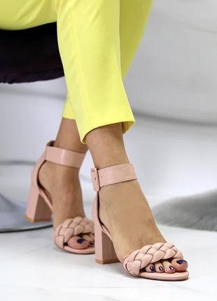 Элегантные фактурные пудровые женские босоножки на устойчивом каблуке