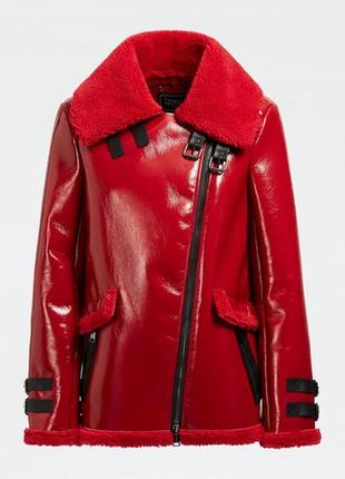 Красная лаковая куртка guess1 фото