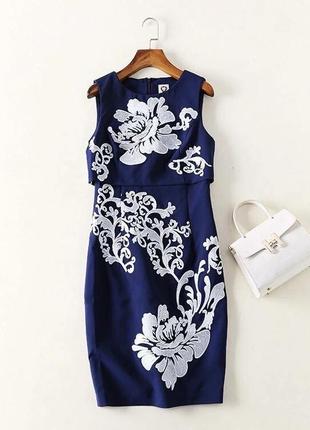 Короткий синє плаття з білою вишивкою