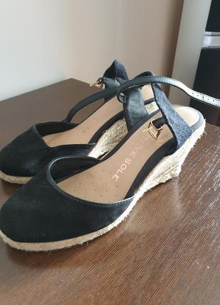 Босоніжки з закритим носочком