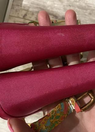 Босоніжки в абстрактний принт/рожеві босоніжки8 фото