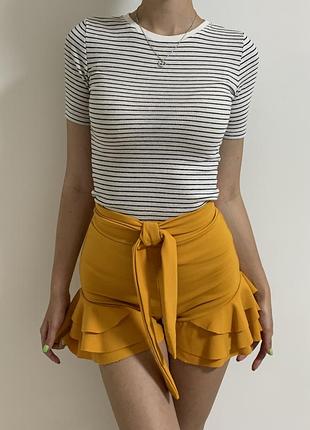 Яскраві шорти з бахромою і завищеною талією