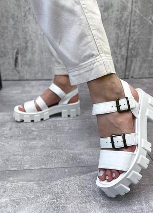 Босоніжки шкіряні є ще в чорному кольорі