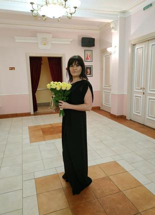 Елегантна вечірня сукня з розрізом