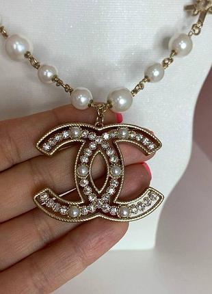 Брендовая подвеска логотип с цирконами на цепочке с жемчугом2 фото