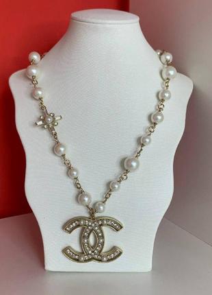 Брендовая подвеска логотип с цирконами на цепочке с жемчугом4 фото