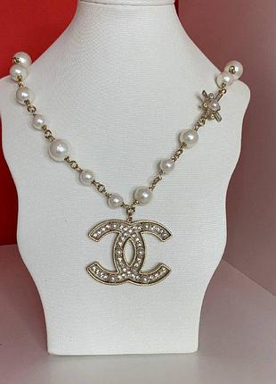 Брендовая подвеска логотип с цирконами на цепочке с жемчугом5 фото