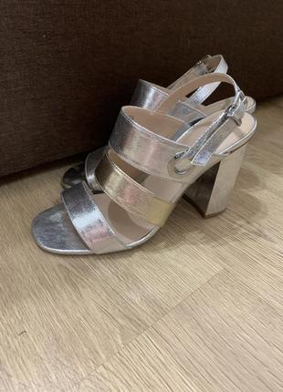 Красивые босоножки на широком каблуке