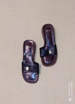 Кожаные шлепанцы от clarks