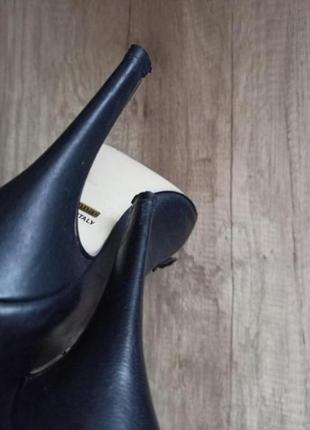 Элегантные чёрные туфли с цветком3 фото