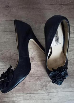 Элегантные чёрные туфли с цветком2 фото