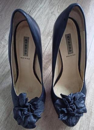 Элегантные чёрные туфли с цветком4 фото
