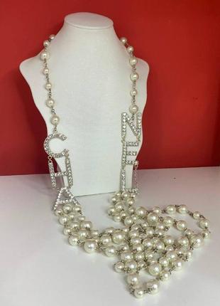 Тройные брендовые бусы с буквами бренда усыпанными цирконами