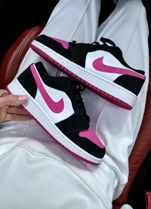 Класні жіночі кросівки nike air jordan 1 retro low чорні з малиновим1 фото